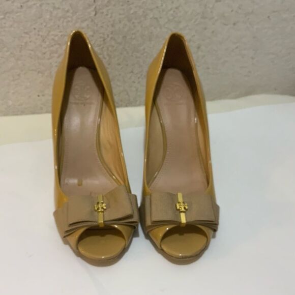 Tory Burch Trudy Open Toe Wedge Bow Patent Leather Nude 7 US Gold Logo - Picture 1 of 8